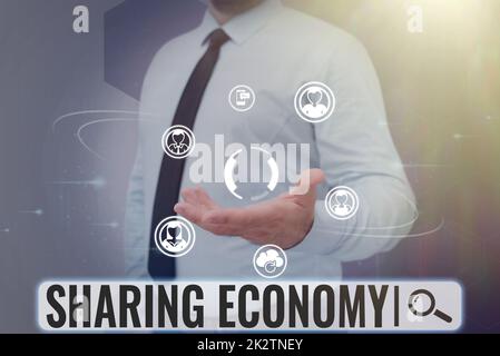 Didascalia di testo che presenta Sharing Economy. Parola scritta su modello economico basato sulla fornitura di accesso a merci businessman in tuta con palmo aperto simbolizzando un lavoro di squadra di successo. Foto Stock