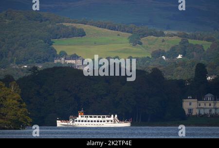 Un traghetto a vapore sul Lago Windermere in Cumbria. Data immagine: Venerdì 23 settembre 2022. Foto Stock