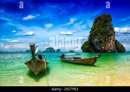 Long Tail barche sulla spiaggia, Thailandia Foto Stock