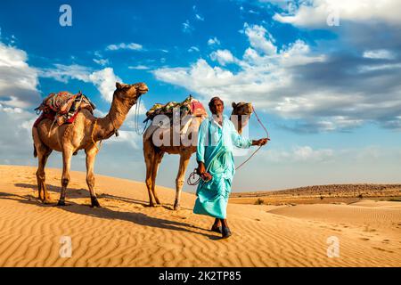 Cameleer camel driver con i cammelli nel dune del deserto di Thar Foto Stock