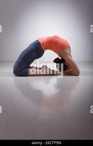 Bella sportiva montare yogi girl le pratiche yoga asana Kapotasana Foto Stock