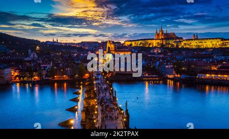 Vista notturna del castello di Praga e Ponte Carlo sulla Moldava Foto Stock