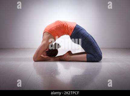 Bella sportiva montare yogi girl le pratiche yoga asana Kapotasana Foto Stock