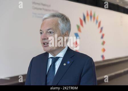 Praga, Repubblica Ceca. 23rd Set, 2022. il commissario europeo per la giustizia, Didier Reynders, parla ai media prima dell'inizio della riunione informale dei ministri dei consumatori dell'Unione europea. Il principale argomento discusso dell'incontro è stato il diritto dei consumatori, l'aumento dei prezzi dell'energia e la guerra in Ucraina. (Foto di Tomas Tkacik/SOPA Images/Sipa USA) Credit: Sipa USA/Alamy Live News Foto Stock