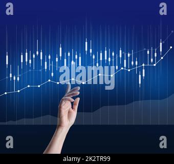 Grafico olografico con tassi e indicatori in aumento. Concetto di crescita aziendale Foto Stock