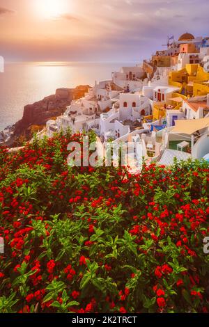 Tramonto sulla città di Oia sull'isola di Santorini in estate. Santorini, Grecia Foto Stock