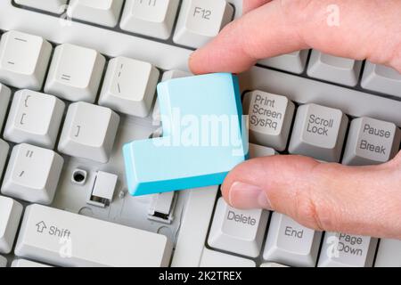 Tecnico che ripara la tastiera del computer Foto Stock