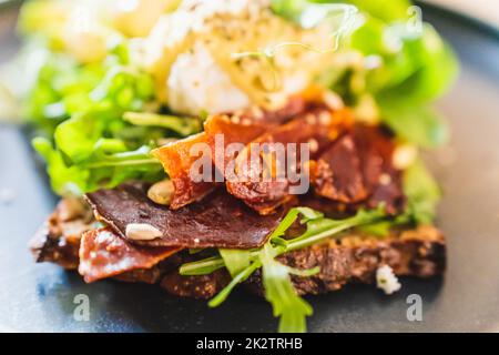 Focus selettivo di sandwich con jamon e rucola essiccati Foto Stock