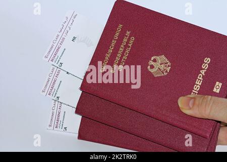 Tre passaporti tedeschi e carte d'imbarco per i viaggi aerei Foto Stock
