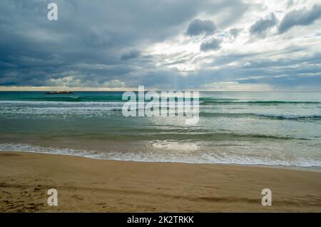 Vista della spiaggia di Calpe all'alba, Spagna Foto Stock