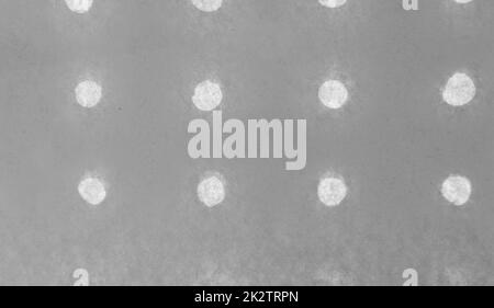 Sfondo bianco e nero astratto in carta monocromatica con piccoli fori rotondi disposti in fila Foto Stock