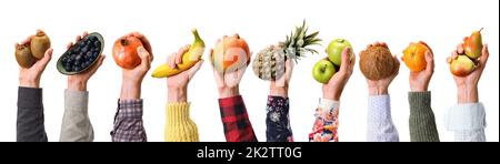 Striscione fruttato di frutti diversi in fila nelle mani. Foto Stock