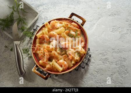 Pasta gustosa con gamberetti e salsa cremosa posta sul tavolo Foto Stock