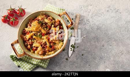 Deliziosa pasta al forno e pomodori con erbe tritate Foto Stock