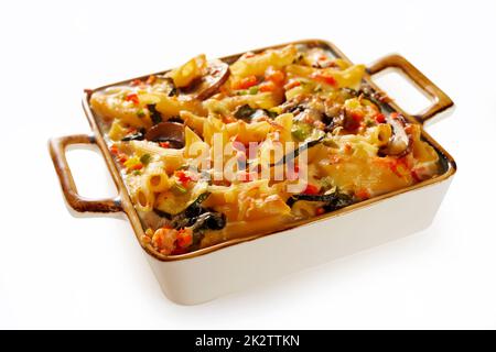 Deliziose penne al forno servite su un tavolo bianco Foto Stock