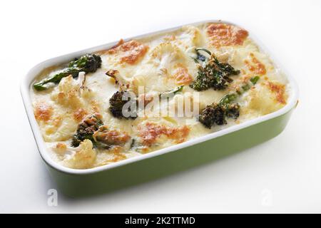 Appetitosi broccoli tradizionali francesi e gratin di verdure serviti sul tavolo Foto Stock