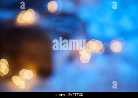 Luci bokeh sfocate nella notte d'inverno Foto Stock