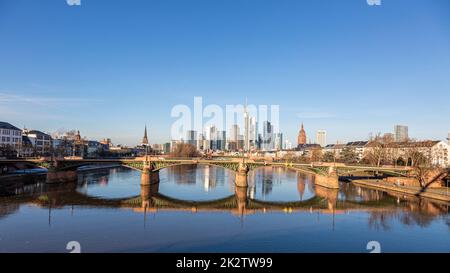 Vista sullo skyline di Francoforte sul fiume meno alla luce del mattino Foto Stock