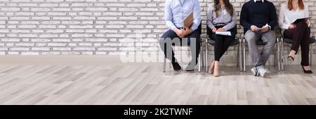 I richiedenti in attesa per il colloquio di lavoro Foto Stock