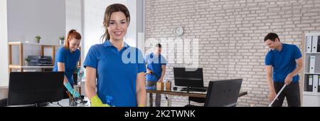 Felice femmina Janitor in ufficio Foto Stock
