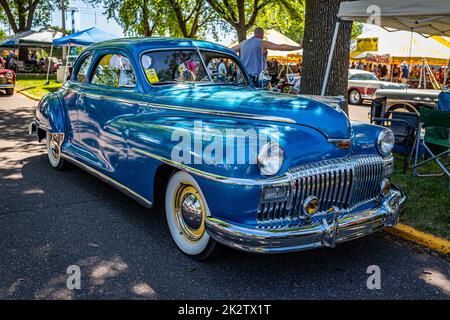 Falcon Heights, Minnesota - 18 giugno 2022: Vista frontale d'angolo in prospettiva alta di un DeSoto Deluxe Club Coupe 1948 ad una fiera automobilistica locale. Foto Stock