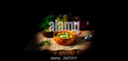 Zuppa di cetrioli acida polacca con aneto Foto Stock