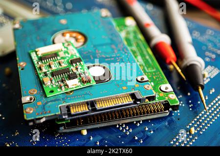 Asian Technician riparazione micro circuito scheda principale computer tecnologia elettronica, hardware, telefono cellulare, aggiornamento, concetto di pulizia. Foto Stock