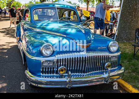 Falcon Heights, Minnesota - 18 giugno 2022: Vista frontale in prospettiva di un DeSoto Deluxe Club Coupe del 1948 in una fiera automobilistica locale. Foto Stock