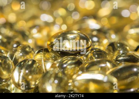 Sfondo di pesci sparsi olio omega pillole Foto Stock