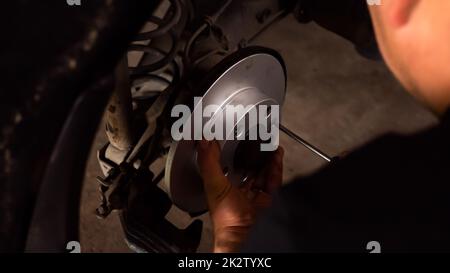 Processo di sostituzione del freno a disco della vettura Foto Stock