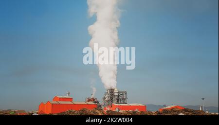 FUMO inquinano atmosfera industriale con fumo inquinamento ecologico Foto Stock