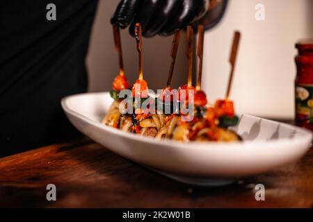 Eggplant fritto con peperoni, pomodori e polpette di manzo fritto appetitose. Cibo Art Gourmet cena primo piano. Foto Stock