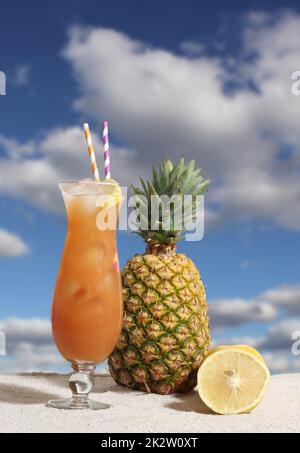 Bevanda tropicale Hurricane sulla spiaggia con arancia e ananas Foto Stock