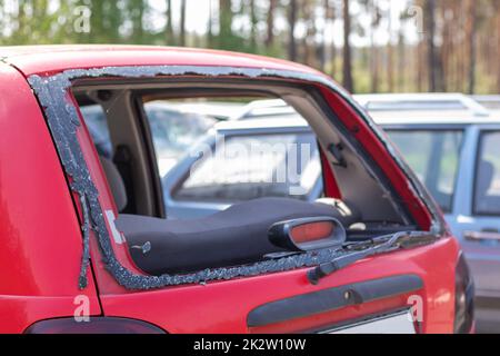 Una vettura dopo un incidente con un lunotto rotto. Finestrino rotto in un veicolo. Il relitto dell'interno di un'auto moderna dopo un incidente, una vista dettagliata ravvicinata dell'auto danneggiata. Foto Stock