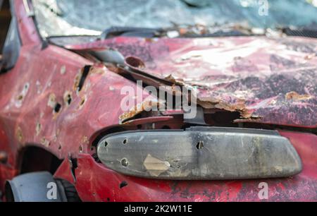 Auto piena di proiettili. Guerra della Russia contro l'Ucraina. Un'auto di civili sparata dall'esercito russo durante l'evacuazione di donne e bambini. Tracce di pallottole e frammenti di conchiglie. Foto Stock