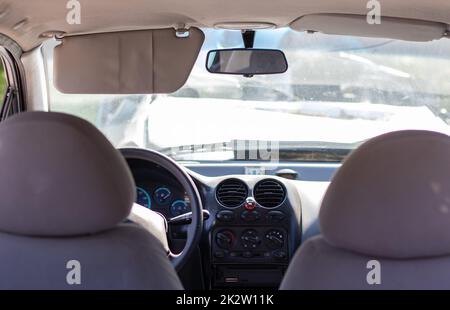Finestrino danneggiato dopo un incidente. Parabrezza rotto a causa di un incidente, vista interna. Dettagli interni della cabina, vista dalla cabina. Movimento sicuro. Parabrezza rotto. Incrinature e danni al cristallo. Foto Stock