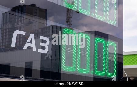 Visualizzazione delle stazioni di servizio con i prezzi in Ucraina. Gas ad un prezzo di 00,00. Traduzione: GAS. Carenza e mancanza di prodotto. La situazione con la disponibilità e il costo del gas in Ucraina. Foto Stock