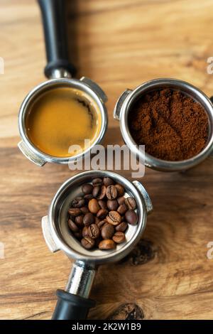 Diversi processi di preparazione del caffè da parte di un barista in una caffetteria. Chicchi di caffè, macinati, pronti. Concetto di arte del caffè. Vista dall'alto, primo piano. Foto Stock