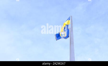 L'Ucraina sventola bandiera nel cielo insieme con la bandiera Mariupol su stella. 4k 400mb s Foto Stock