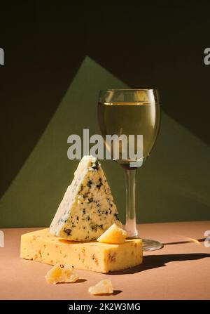 Formaggio a muffa di noce e blu e un bicchiere di vino. Foto Stock