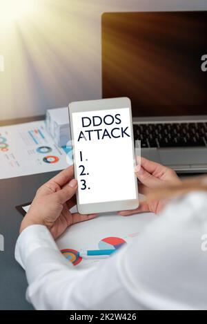 Scrivere a mano segno attacco DDoS. Internet Concept perpetuator cerca di rendere la risorsa di rete non disponibile -48975 Foto Stock