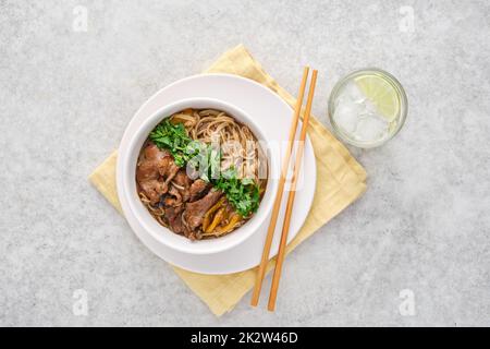 Tagliatelle asiatiche con manzo e verdure. Foto Stock