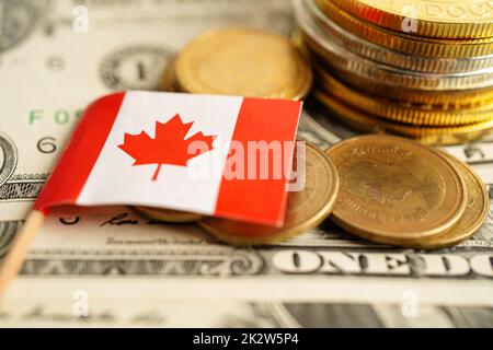 Pila di monete con bandiera canadese sulle banconote in dollari USA America. Foto Stock