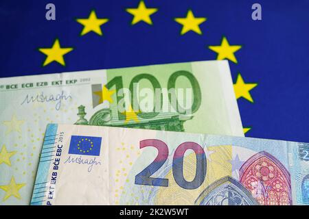 Banconote in euro moneta su bandiera dell'UE, concetto di commercio economico in europa. Foto Stock