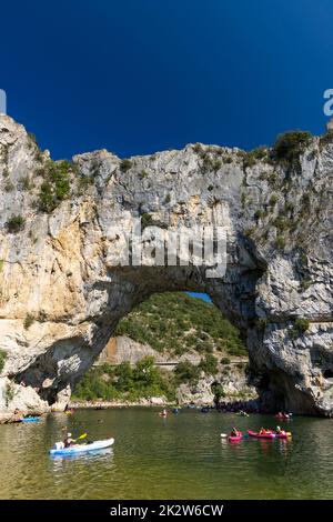 Pont d'Arc, arco di pietra sul fiume Ardeche, Auvergne-Rhone-Alpes, Francia Foto Stock