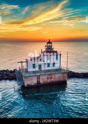 Un'immagine drone dell'edificio della luce del Porto di Ashtabula durante un tramonto mozzafiato Foto Stock