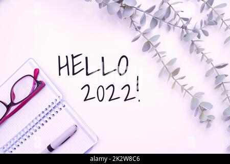 Visualizzazione concettuale Ciao 2022. Panoramica del business sperando che una grandezza per il prossimo nuovo anno flashy School Office Supplies, l'insegnamento delle collezioni di apprendimento, la scrittura di strumenti Foto Stock