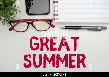Cartello con la scritta Great Summer. Idea di affari avere divertimento buon sole andare alla spiaggia godere all'aperto forniture per ufficio sopra la scrivania con tastiera e occhiali e tazza di caffè per il lavoro Foto Stock