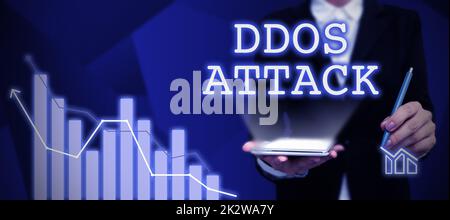 Scrittura di testo in cui viene visualizzato un attacco DDoS. L'autore di idea di affari cerca di rendere la risorsa della rete non disponibile la signora nella penna che tiene il vestito simbolizzando i successi di squadra riusciti. Foto Stock