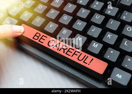 Segno di scrittura a mano Stai attento. Parola per assicurarsi di evitare potenziali rischi di incidenti o danni mani Holding Flag Goals, Lamp Ideas Trophy celebra le barre del grafico di successo Foto Stock